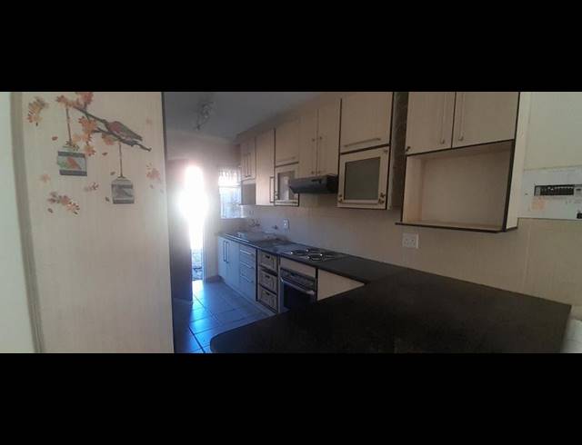 3 BEDROOM TOWNHOUSE FOR SALE IN ROOIHUISKRAAL NORTH